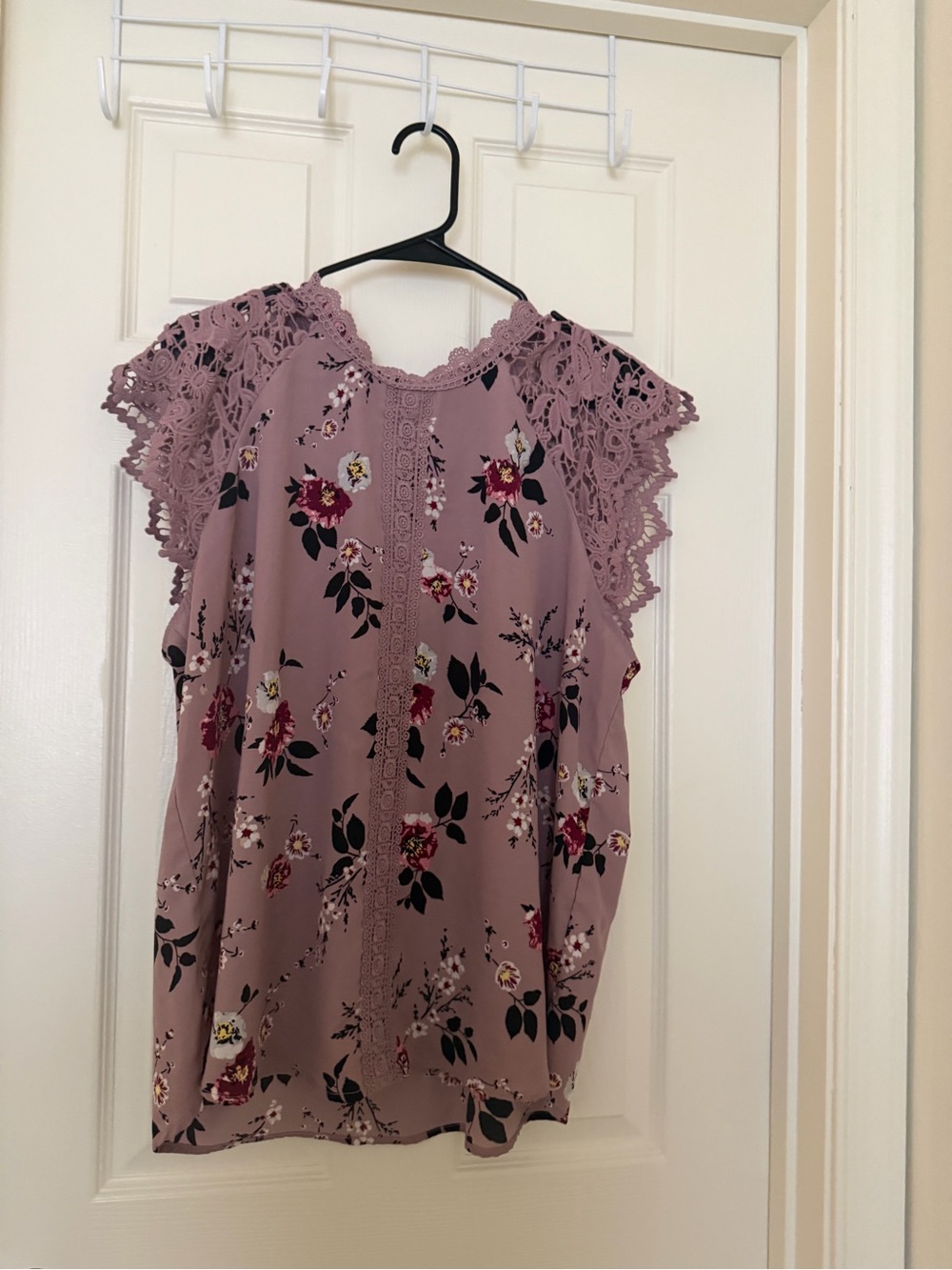 Women's Floral Lace-Trim Sleeveless Blouse in Mauve Pink